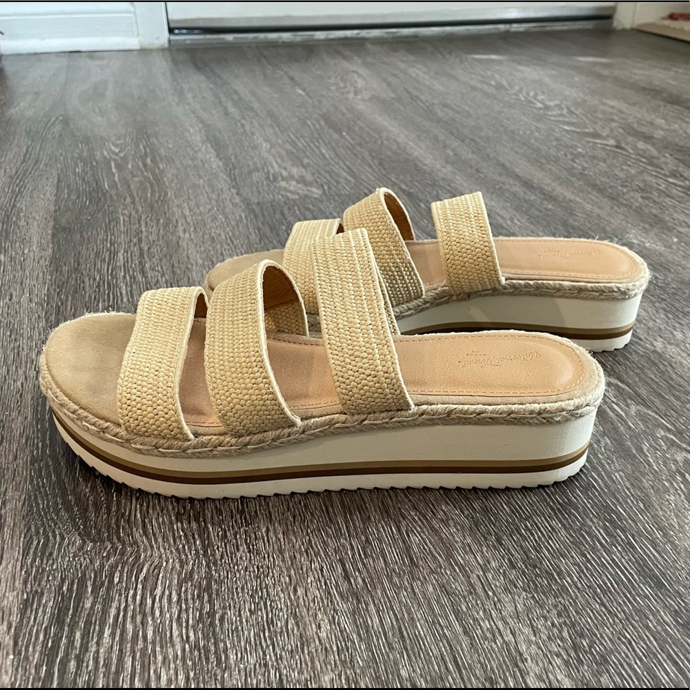 Universal thread platform sandal, size 7.5